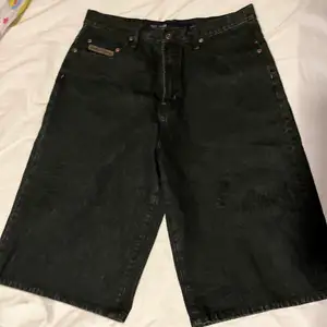 Ett par baggy jeans shorts från märket phat farm. Byxorna är i storlek 32 men är rätt så stora i storleken