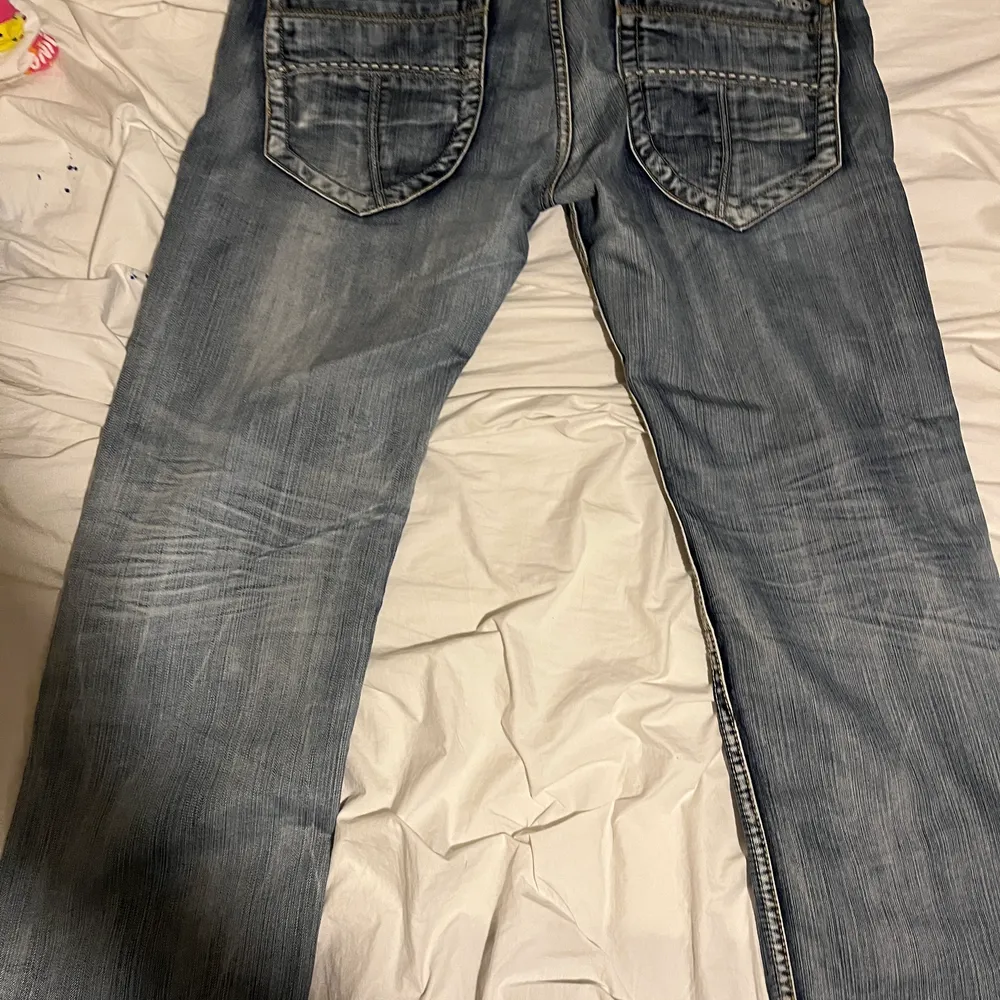 Ett par extremt fina jeans med speciell design på bakfickorna, byxorna har storleken 36w 30L. Jeans & Byxor.