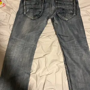 Ett par extremt fina jeans med speciell design på bakfickorna, byxorna har storleken 36w 30L