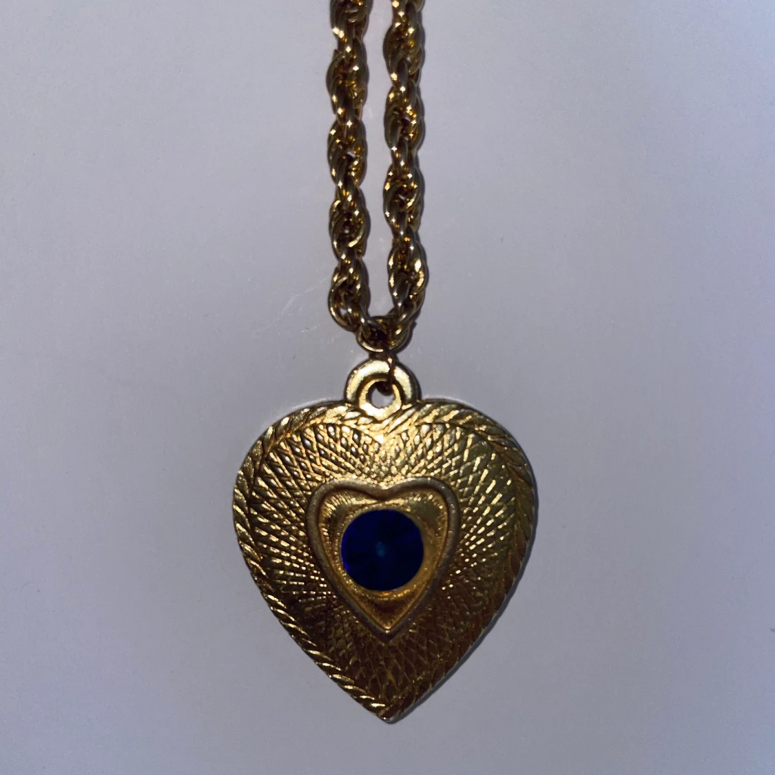 Hjärtformat halsband i guldfärg