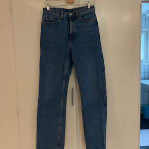 Blåa weekday jeans modell rowe. Waist 29, längd 32.