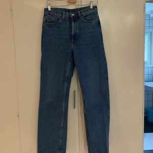 Weekday jeans storlek 29/32 - Blåa weekday jeans modell rowe. Waist 29, längd 32.