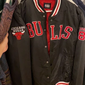 College jacka? - Riktigt snygg jacka som är perfekt när de blir lite kallare, köpt i london och älskar den men passar inte min stil längre så säljer den hellre, pris och mer kan diskuteras ( skriv vid frågork) ❣️