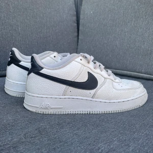 Nike air force 1 skor! - Nike skor med svart nike märke. Då dom är använda många gånger. Några små repor på sidorna. Köparen står för frakt. Kom pv för mer frågor eller bilder ❤️
