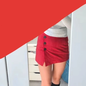 Zara kjol, S - Zara kjol storlek s i nytt skick. Jag har Använt endast en gång ute. Kjolen har insyda shorts under, dragkedja och gjord av konstgjord läder. 