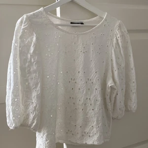 Vit volang topp 🤍 - Säljer denna jättefina vita topp från kapphal , då den tyvärr inte är min stil 🤍 endast använd 2 gånger, så man kan säga att den är i nyskick!  Köptes för 450kr på Kapphal för nåt år sedan! Säljer för 250kr!!!