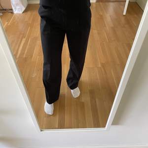 Svarta kostymbyxor från NAKD. De är i storlek 36 och säljer dom för att dom är för stora för mig. De är perfekta i längden för mig som är 160 cm lång och har en slits i bak