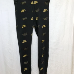 Nike leggings  - Svarta Nike leggings med guld loggor. Aldrig använda.