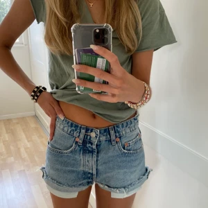 Midrise shorts  - Säljer dessa sjukt snygga blåa shortsen från zara som längre inte säljs i modellen midrise😩❤️‍🔥 bud på 270kr, avslutas söndag 26/6