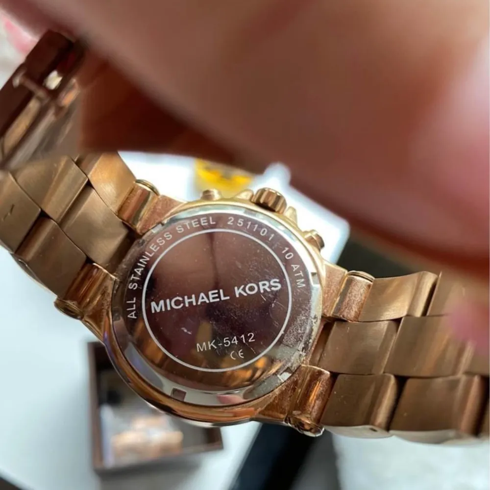 Michael kors klocka i rose. Knappt använd, bara legat i sin förvaringslåda så den är i fint skick. Behöver byta batteri. Nypris 3500kr Spårbart frakt 66kr. Asusteet.