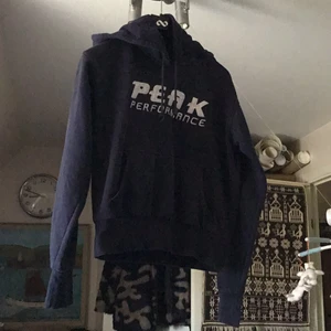 Åkta peak performance tröja - I mycket bra skick och pasar till båda kön.passar xxs- s