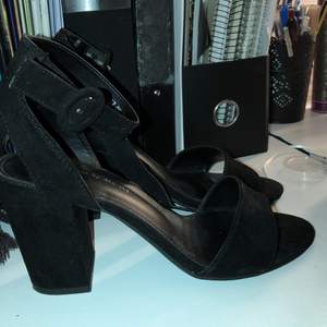 Säljer mina svarta klackar i storlek 37 men dem passar även mig som har 38 i de flesta skor.  Använda endast 2 ggr. Klackhöjd: mellan 8-9 cm. Pris 200kr + frakt. 