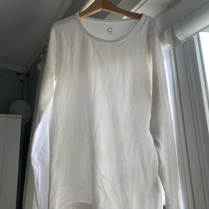Vit långärmad tröja 🤍 - Superfin vit långärmad tröja! Köptes idag på en loppis men var för liten den är som en XS i strl!🤍 frakt är 45kr