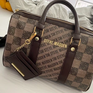 Steve Madden Väska - Köpt för ett par månader sen på asos men har inte använt den därför säljer jag :)