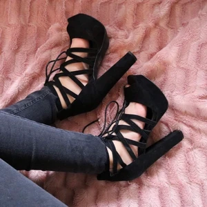 Svarta klackskor strl. 38 - Snygga klackskor i strl. 38 Hög klack Använda några få gånger, sedan har de bara legat så är i relativt gott skick