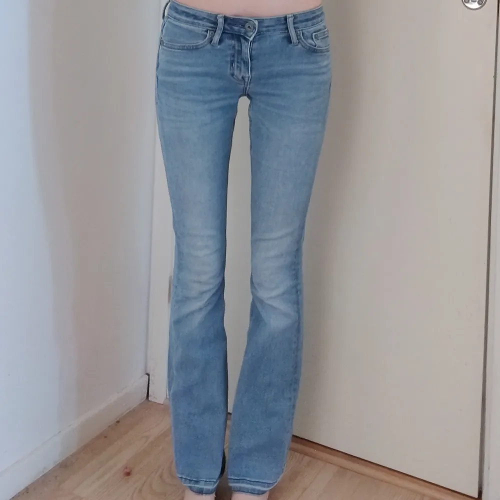 BUDA ENDAST OM DU ÄR SÄKER PÅ ATT DU SKA KÖPA Säljer dessa lightwash lågmidjade bootcut crocker jeans. Midjemått: 67 cm, innerbenslängd: 78 cm. 24/31. Jag är 168cm. Hör av er om ni är intresserade 💕💕 KLICKA INTE PÅ KÖP NU . Jeans & Byxor.