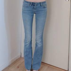 Säljer dessa lightwash lågmidjade bootcut crocker jeans. Midjemått: 67 cm, innerbenslängd: 78 cm. Jag är 168cm. Hör av er om ni är intresserade 💕💕 KLICKA INTE PÅ KÖP NU 