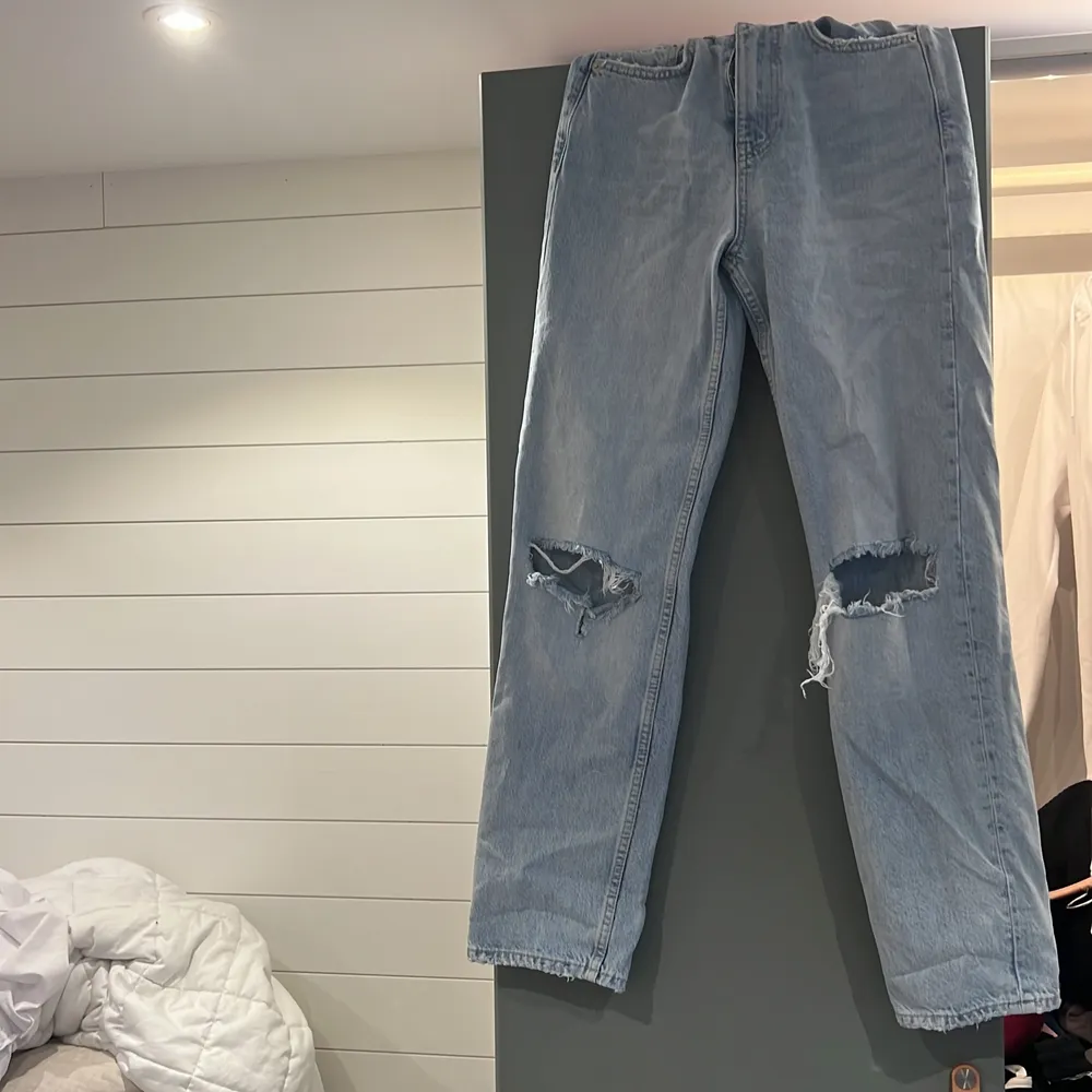 Sköna och fina jeans från Gina Tricot, passar mig som är 160 i längden men tyvärr för små för mig. Köpte för 600kr. Jeans & Byxor.