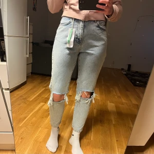 Jeans stl 36 OANVÄNT - Jag är 170 cm så om man är kortare blir det lite baggy eftersom det inte är någon stretch, byxorna är egentligen gjorda för kortare personer som 160 för en baggy lock!  GinaTricot, stl 36! Helt oanvända