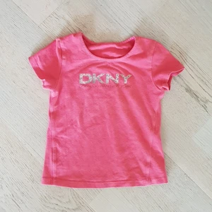 Dkny mini tee - Snygg topp från dkny💖20 kr💖 antagligen barnstorlek men passar ca 32/34 med tajt passform. Frakt 26 kr, 3 för 2 på min sida!
