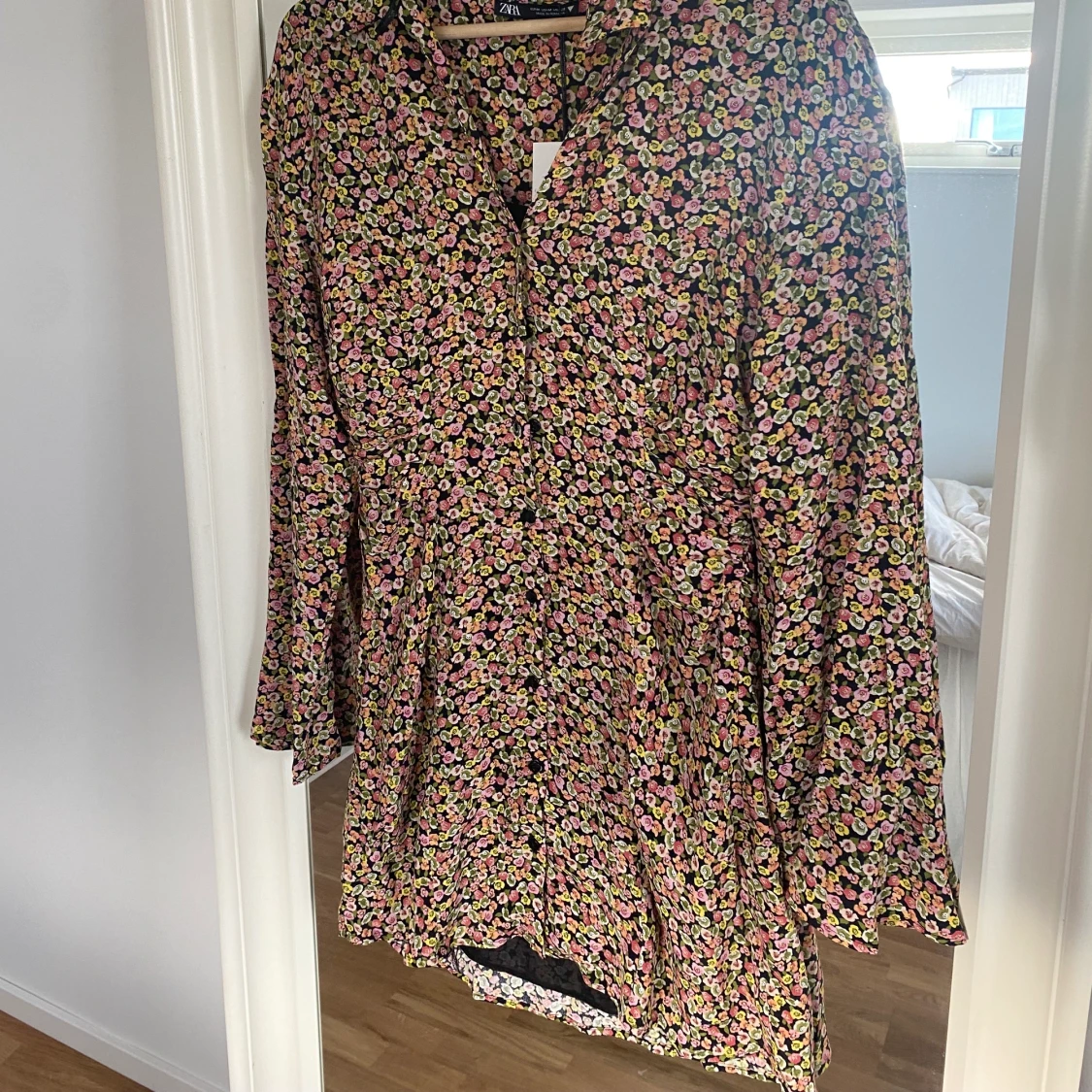 Blommig kort klänning zara  - 91