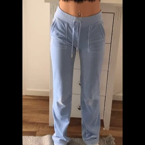 Juicy Couture  - Xxs Powder Blue.  Vid fickorna har sömmen gått upp lite längst ner men inte något som syns tydligt, går lätt att fixa. Köpte för 1100 hos en återförsäljare. 