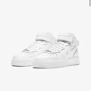 Säljer mina air force 1 mid. Använda en gång bara så det är så gott som sprillans nya!😊 frakten kan bli mindre beroende på hur stort paketet blir! 