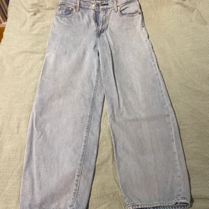 Balloon Leg Levi's - Ett par ljusblåa Balloon Leg från Levi's i storlek 29 med hög midja.