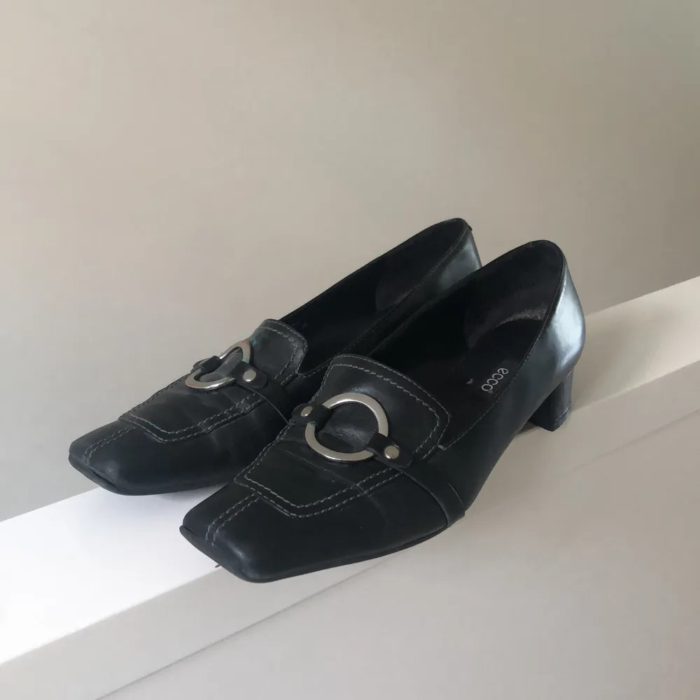 Asballa skor från Ecco! De är använda och har vissa defekter, såsom lossad färg på de silvriga partierna. Men det är inget som syns om man bär vida och långa byxor💥 FRAKTEN INGÅR I PRISET, kontakta mig gärna vid frågor💕. Skor.