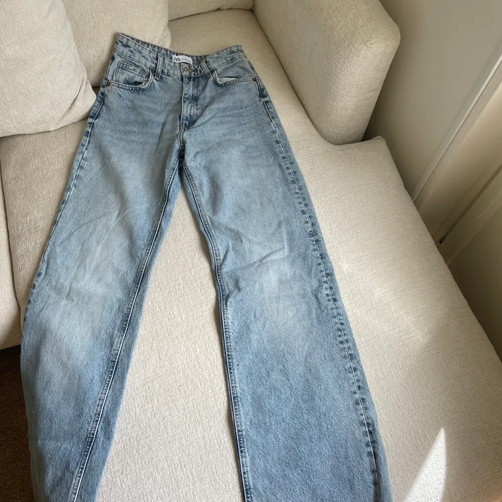 Säljer mina favorit jeans från zara då de blivit för små💕 är i straight leg modell och i nyskick! Storlek 34, ordinarie pris 399. Jeans & Byxor.