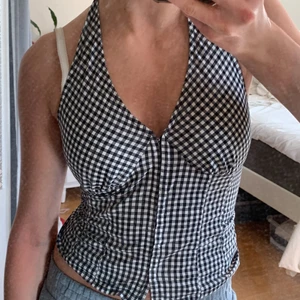 Rutig halterneck - Rutig halternecktopp från gammal HM🤍 står ingen storlek men skulle uppskatta till Xs-M eftersom den har resår bak och kan knäppas fram🤍 skriv till mig privat för billigare frakt