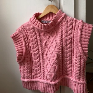 Rosa väst - Rosa stickad väst som är oanvänd.