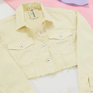 COLLUSION- cropped denim jacket - Kroppad jeans jacka i pastel gul från COLLUSION, Knappt använd