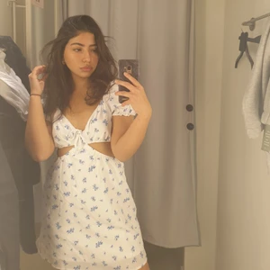 Sommarklänning från HM - Säljer denna vackra sommarklänning från HM. Storlek S och endast använd en gång. Säljer för 199 kr inkl frakt! Kom privat om du har mer frågor!💗