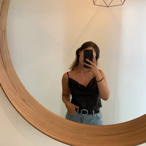 Svart topp  - Säljer denna svarta topp från SHEIN då jag inte använt den. Storlek M men jag är en S & den sitter bra på mig. 