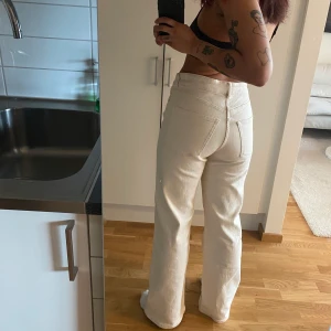 Karve wide - Vida offwhite jeans med mycket stretch och hög midja. Stor i storleken, väldigt mjuka och sköna. Lite små fläckar vid höger fot.