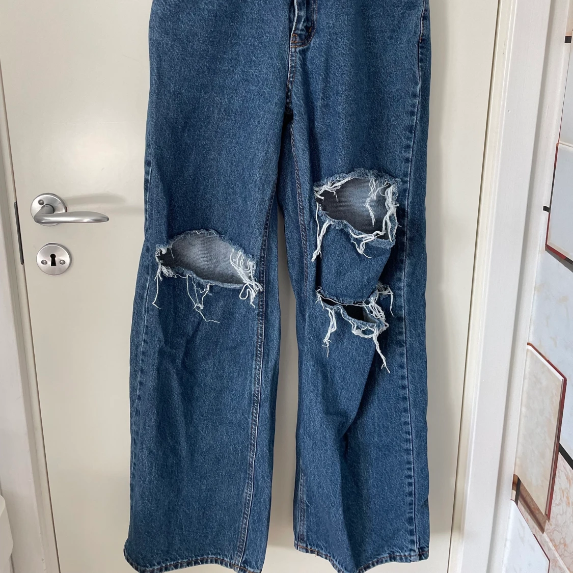 Mörkblå jeans med slitningar storlek 36 - 90