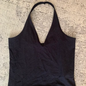 Halterneck linne - Så fint halterneck linne med lite småskimmrigt tyg! Ca S/M! Från Massimo Dutti