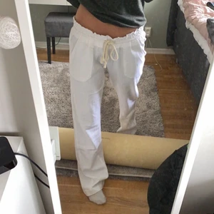 Lågmidjade linnebyxor - Säljer dessa populära lågmidjade o vita linnebyxor då de inte kommer till användning! De är från Roxy och i storlek S men jag har sytt upp dom nedtill. Jag är 163 cm lång men de är fortfarande lite långa på mig!🥰🥰 Köpte de för 550kr o knappt använda.