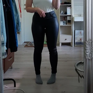 ONLY Skinnbyxor  - Svarta tajta kinnbyxpr från ONLY i strlk 30 (large). Supersköna, sitter fint på kroppen. (Jag är 160 cm och lite bredare i höften). Säljer för 150 kr + frakt som köparen står för själv 💕