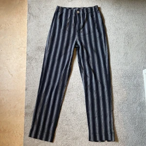 Brandy Melville ankellånga byxor - Brandy Melville ankellånga byxor som passar bågen med storkeken xs-s. De är 100% bomull. De är i väldigt bra skick. Använt 3-4 gånger