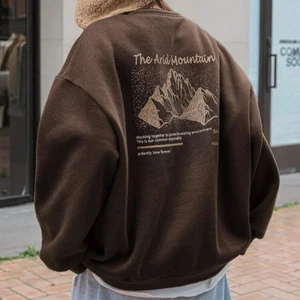 Brun sweatshirt - En sweatshirt i storlek L. Aldrig använd, då jag råkade beställa en extra. Otroligt mysigt material på insidan och överlag bra kvalité. Jag kan stå för frakten, eller mötas i Jönköpingsområdet.