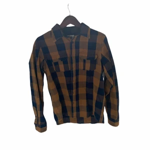 Rutig skjorta Strl S - Lite tjockar skjorta. Aldrig använd 