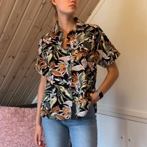 Skjorta  - Skjorta perfekt att dra över till stranden. Aldrig använd 