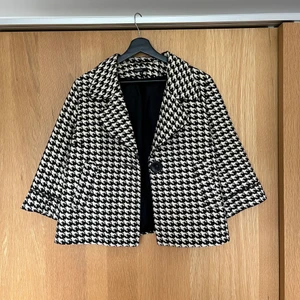 Jacka/kavaj i hundtand mönster - Cool vår/sommarjacka (kavaj?) i hundtandsmönster. Retro - ärvt av min mormor! Därav unik :) 