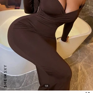 Lång klänning - Ganska lång tajt klänning från shein i storlek S. Aldrig använd 🤍