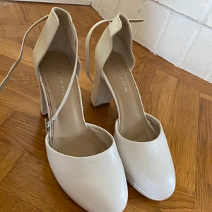 Klackar  - Säljer mina fina högklackade ifrån dinsko. Skorna är använda endast 1 gång så därav är de i fint skick.   Frakt tillkommer