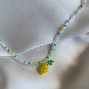Pärlhalsband med citron - Superfint pärlhalsband med citronberlock! 🍋 Passar jättebra nu på sommaren! Både halsbandet och berlocken är handgjorda av oss. Frakt 13kr om du betalar med Swish! 😊