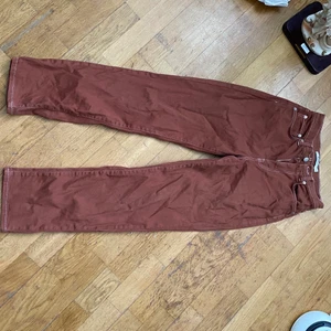 Jeans - Använda fåtal gånger NA-KD jeans. (OBS: tar ej bilder med någon av mina plagg på) köparen står för frakten, priset beror på hur mycket du köper!