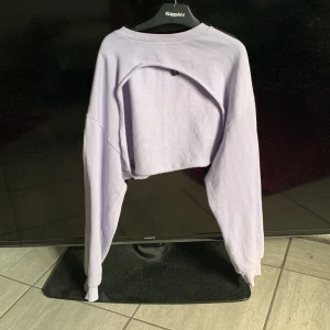 Urringad lila tröja med långa armar  - Jag säljer min urringade långärmad tröja, den är i bra skick och använd minst 5 gånger. Tröjan är i storlek xs.